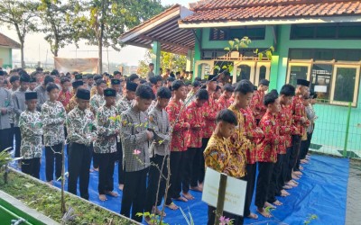 MENGAWALI HARI DENGAN SHOLAT DHUHA BERJAMAAH, MTsN 2 PEKALONGAN PERKUAT BUDAYA RELIGIUS