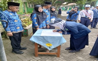 PELANTIKAN OSIS BARU: MTs N 2 PEKALONGAN SAMBUT KEPEMIMPINAN 2025/2026 DENGAN SEMANGAT INOVASI